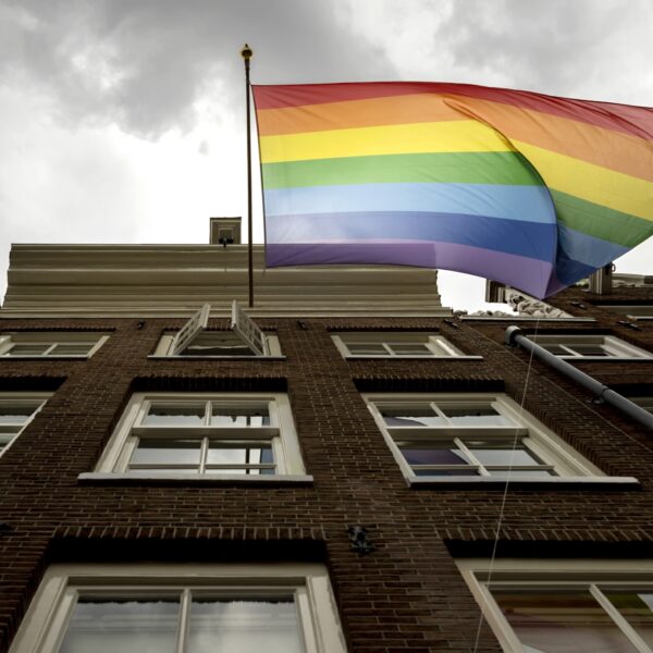 Groep volwassenen belaagt bijeenkomst voor lhbti-jongeren, vrijwilliger geslagen