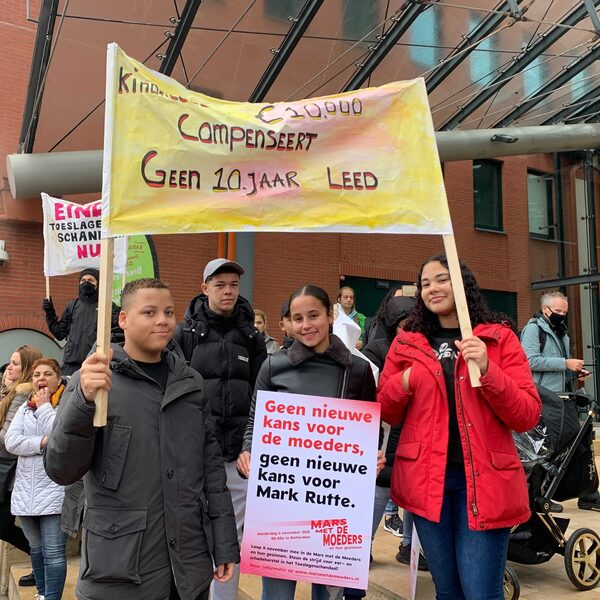 Honderden mensen bij protestmars toeslagenschandaal: "Geestelijke mishandeling"