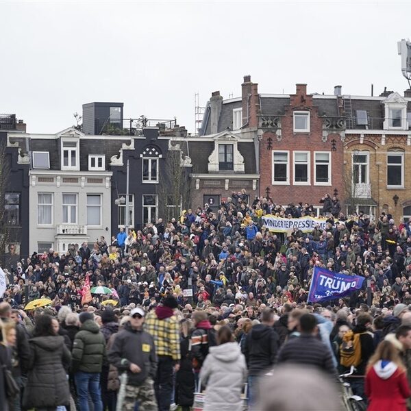 Noodbevel op Museumplein, coronademonstranten trekken door de stad
