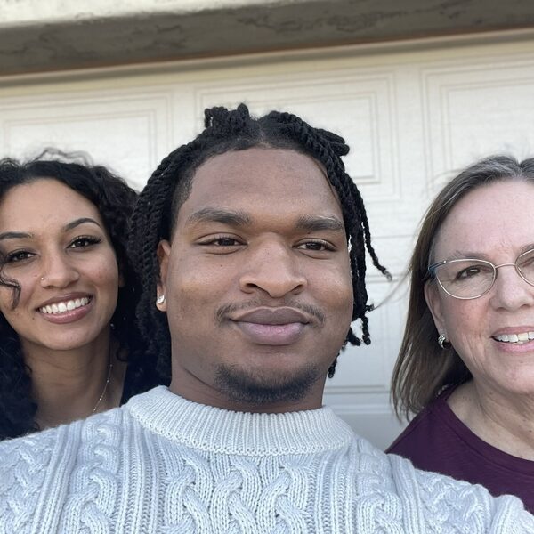 Oma en koppel dat per ongeluk werd uitgenodigd vieren zesde Thanksgiving samen