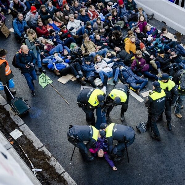 Pauline werd gearresteerd bij klimaatprotest A12: "Ik heb veel politiegeweld gezien"