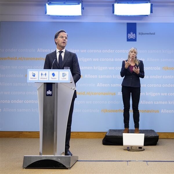 Rutte: 'Coronapas verplicht op terrassen en sportlocaties, mondkapjesplicht keert terug'