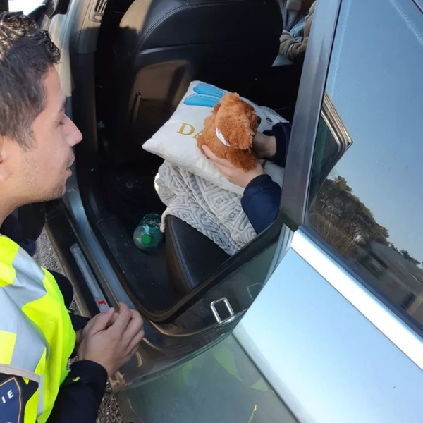 Politie helpt Oekraïens gezin dat al zes dagen op de vlucht was