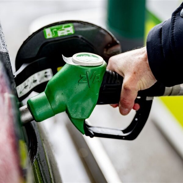 Benzineprijzen schieten weer omhoog en zorgen voor 'recordstijging'