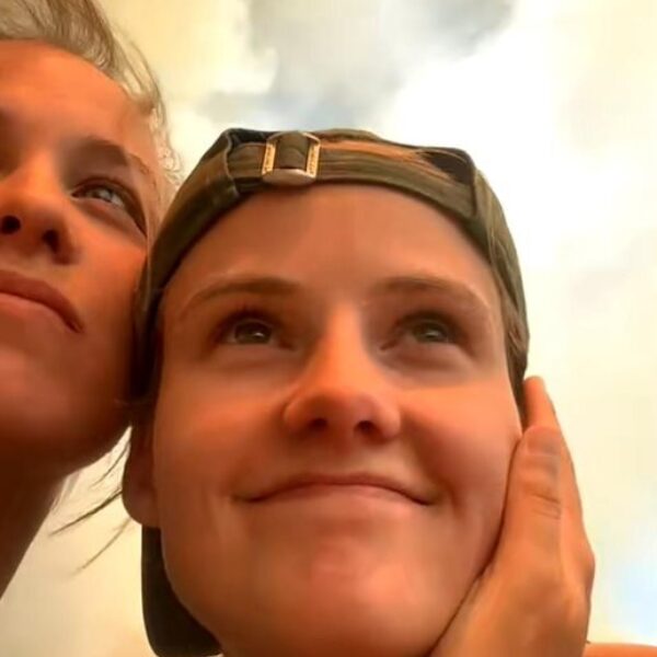 Senna (19) moest vluchten voor bosbranden op Rhodos: ''Onze reisorganisatie liet ons aan ons lot over''