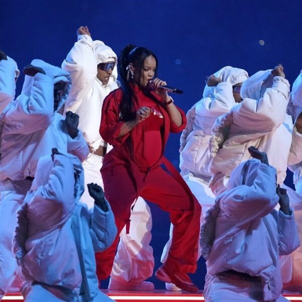 Rihanna performt grootste hits mét babybump tijdens spetterende Super Bowl-show