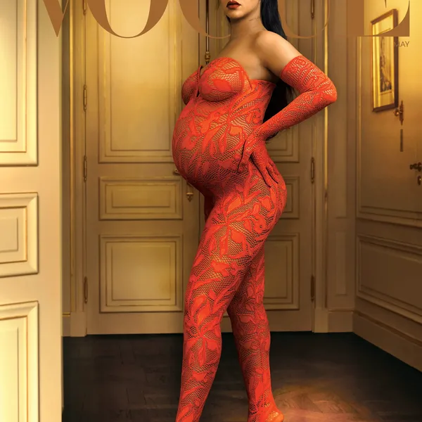 Rihanna viert haar veranderende lichaam op cover Vogue: "Ik schaam me niet"