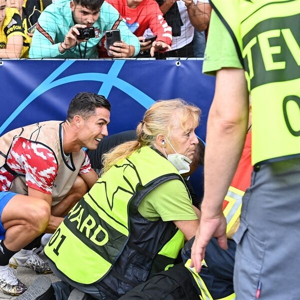 Cristiano Ronaldo schiet steward knock-out, biedt meteen hulp