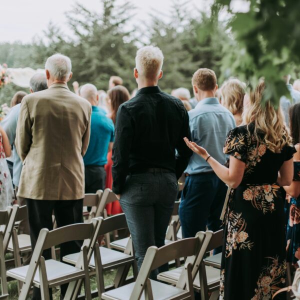 Dronken bestuurder die eigen vrienden doodreed na bruiloft in tranen bij proces