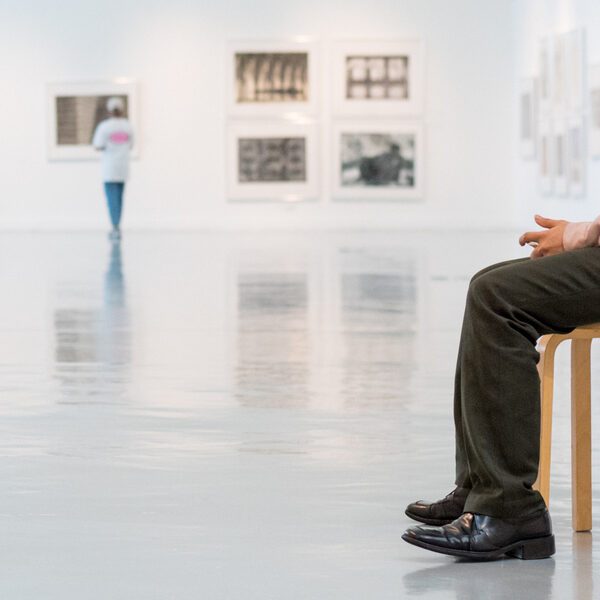 Schilderij van $1 miljoen beschadigd nadat bewaker er gezichtjes op tekent