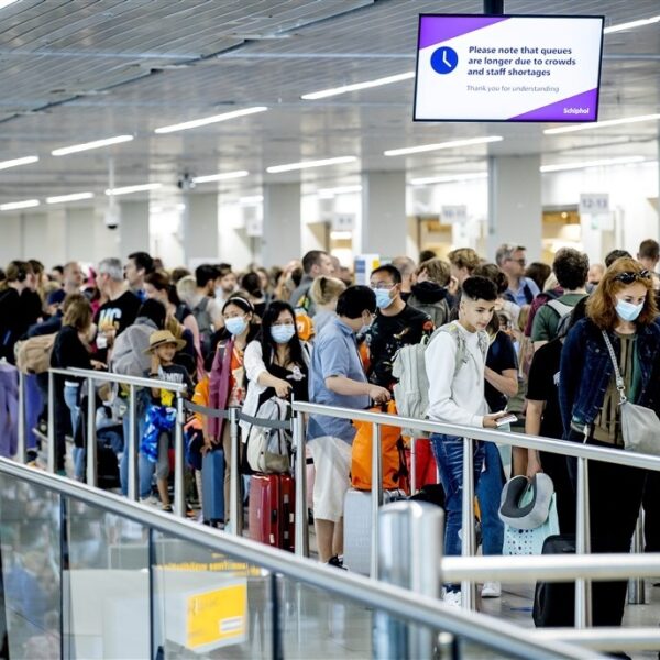 Schiphol gaat reizigers compenseren die door lange rijen vlucht misten