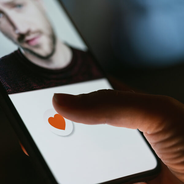 Vrouw verliest 30.000 euro door Nederlandse 'Tinder Swindler'