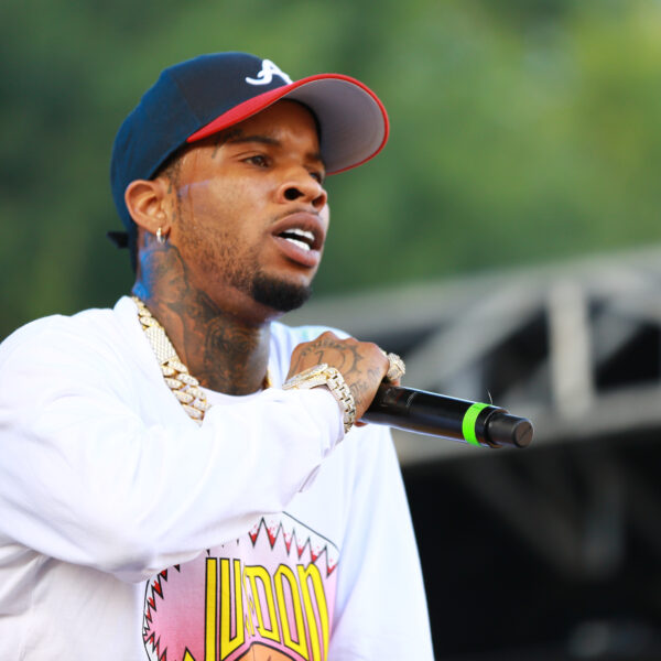 Tory Lanez huurt advocaat van Suge Knight in om veroordeling aan te vechten