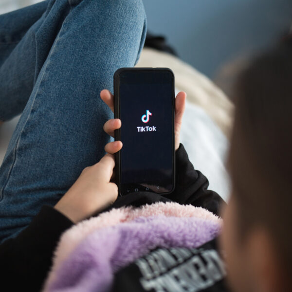 TikTok voert strengere regels in voor kinderen: geen livestreams onder de 18 jaar