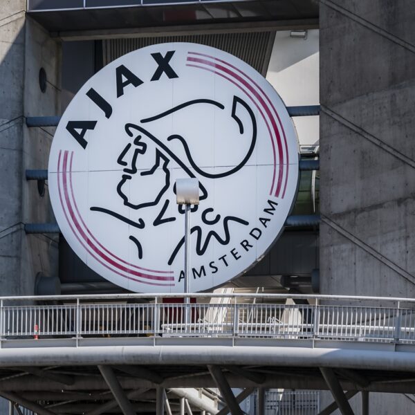 Volledige bestuursraad Ajax treedt af wegens gebrek aan vertrouwen
