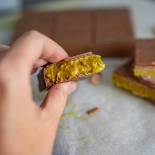 Vrouw wordt aangehouden met honderden Dubai-chocoladerepen in haar koffers