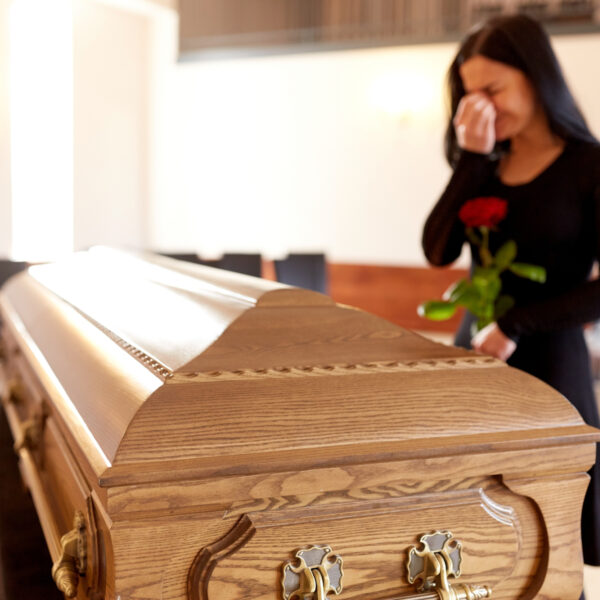 Bizar: dode vrouw valt uit rijdende lijkwagen en belandt op de weg