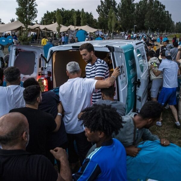 Politie neemt eerder uitgedeelde tenten aan asielzoekers in beslag