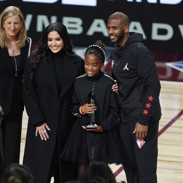 Vanessa Bryant deelt eerste Kobe and Gigi Bryant Award uit aan Chris Paul