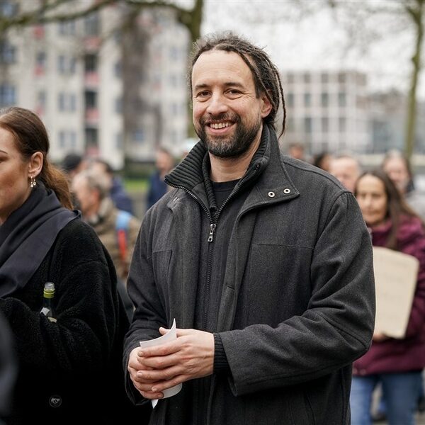 Willem Engel van Viruswaarheid opgepakt wegens opruiende coronaberichten