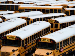 Jongen (13) redt bus vol schoolkinderen nadat chauffeur flauwvalt