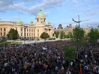 Massale protesten tegen geweld in Servië na schietpartijen