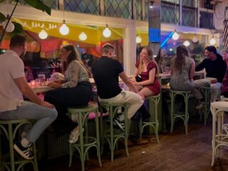 Waarom daten in het wild zo succesvol is: "Onze generatie is uitgeswiped"