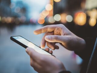 Vier op de tien Nederlanders leest privéberichten van partner