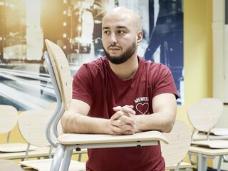 Leraar Ismail Aghzanay vindt dat mensen moeten stoppen met het neerkijken op (v)mbo'ers