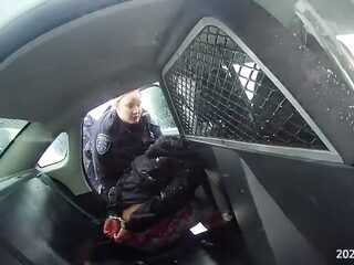 Amerikaans 9-jarig meisje gearresteerd met pepperspray, agenten geschorst