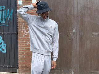 Tosan (18) werd uit het niets model voor grote merken: "Ik wil mooie herinneringen maken"