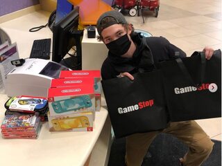 Jongen (20) die 30k verdiende met GameStop-aandelen doneert spelconsoles aan kinderziekenhuis