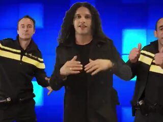 Ali B spit bars in RAPP-promo van politie