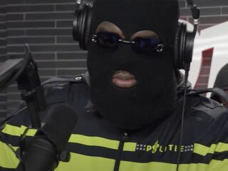 Poltitie niet blij met politiepak Jordymone9 bij 101Barz