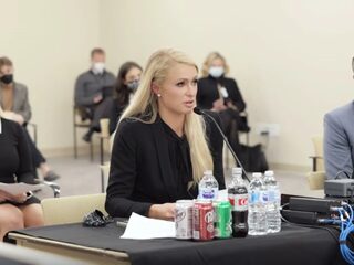 Paris Hilton getuigt tegen school waar ze "dagelijks werd mishandeld"
