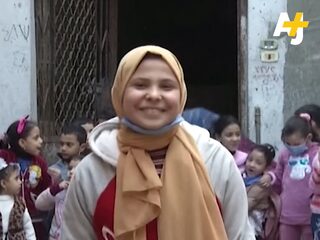 12-jarig meisje uit Egypte geeft les aan buurtkinderen die niet naar school kunnen