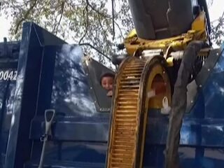 Jongen (7) speelt verstoppertje in afvalbak en wordt in vuilniswagen gegooid