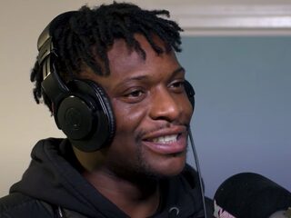 Pinas laat zijn nieuwe tunes horen tijdens sessie bij Yous!