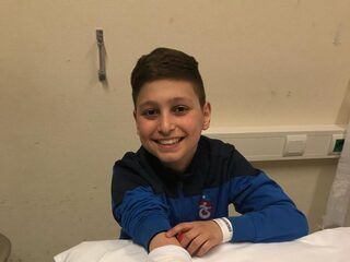 Mikail (15) kreeg op zijn 10e leukemie en wil nu zieke kinderen blij maken