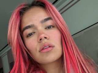 Karol G niet blij met gephotoshopte magazine cover: "Dit ben ik niet"