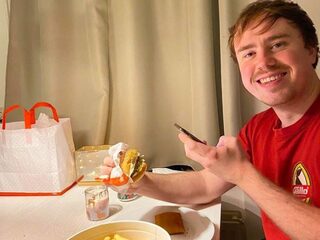 Eke verdient geld met snacken: "Van diepvriespizza's tot luxe burgers"