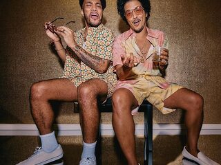 Bruno Mars en Anderson .Paak zijn smoother dan smooth op 'Leave the Door Open'