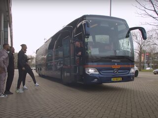 Broederliefde viert 10-jarig bestaan met Andy in spelersbus