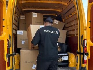 Kledingmerk Clan de Banlieue geeft schoolspullen weg aan jongeren