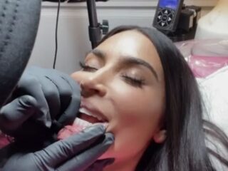 Kim Kardashian deelt beelden van haar geheime tattoo