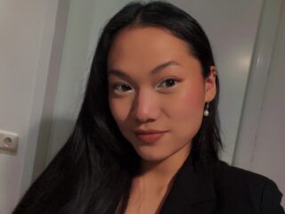 Kim (23) over haar adoptieproces: "Ik was al verkocht, voordat mijn moeder was bevallen"