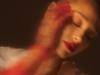 Ariana Grande de DiXte met 'Yes, And?'