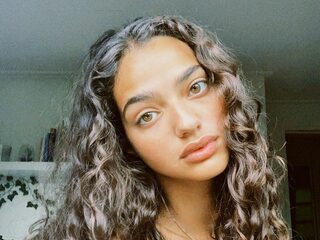 Helena (20) groeide op in twintig pleeggezinnen en staat nu in de Vogue Arabia