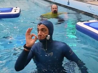 Man houdt ruim 24 minuten adem in onder water en verbreekt wereldrecord