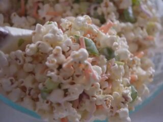 Deze bijzondere salade met popcorn gaat viraal op Twitter